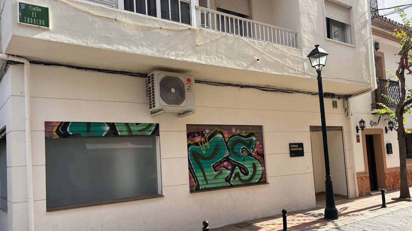 Velvet Weed Club entrance on C. Troncón 27, Fuengirola, with the black Velvet sign